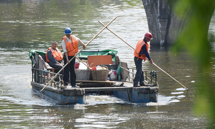 漩涡镇打捞河道漂浮物˙全力保障十四运水质达标
