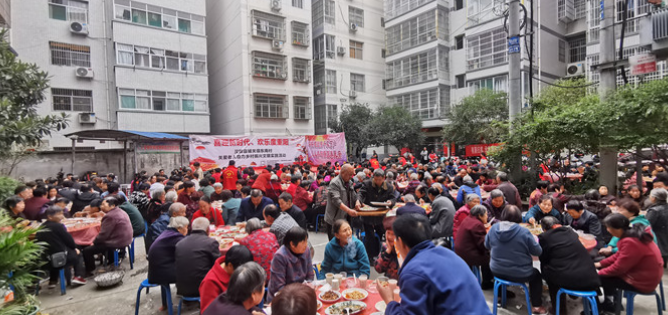 汉阴县城关镇东南村：200余名老人重阳节收到双重贺礼